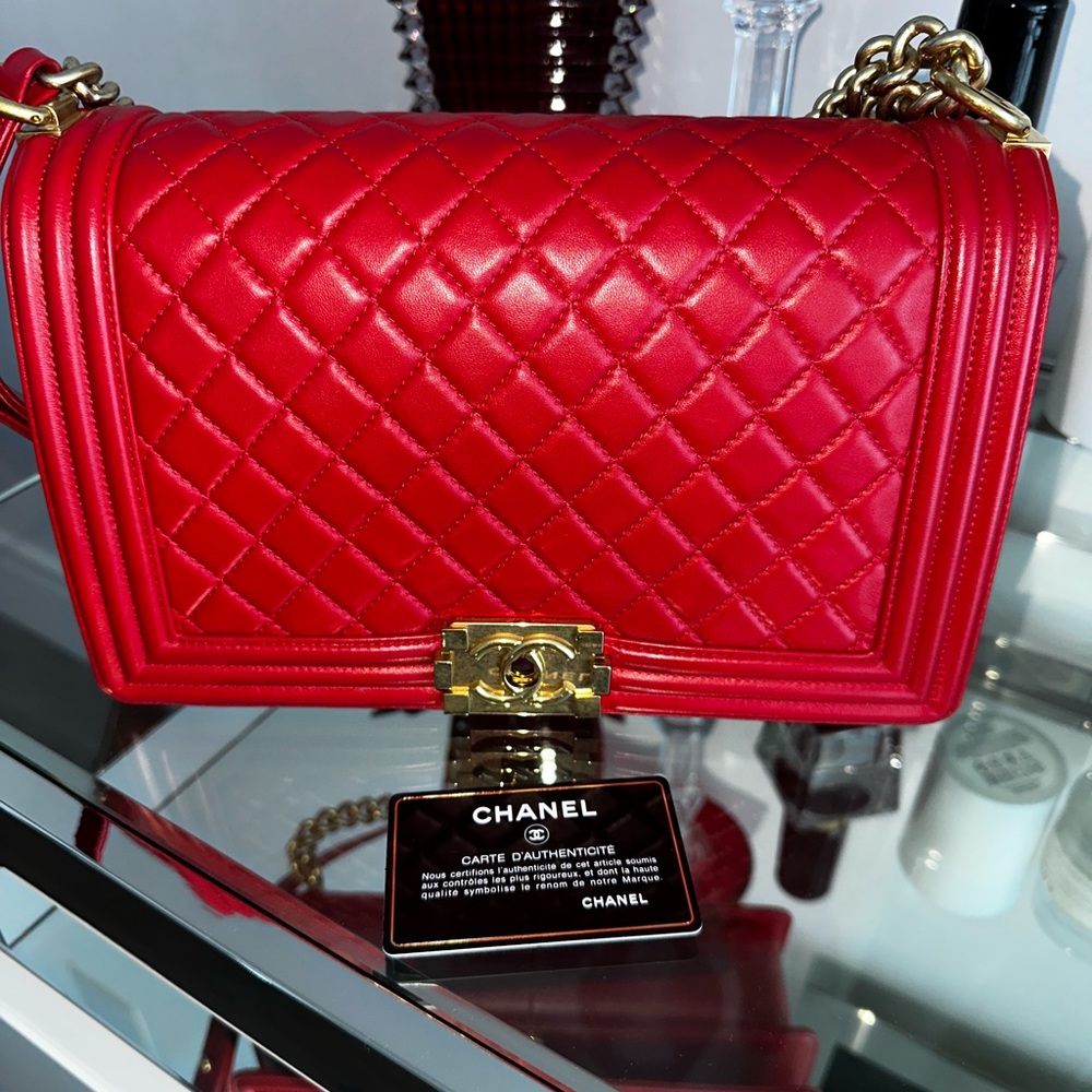 •
CHANEL Like New
Lambskin Quilted Medium Boy Flap Red